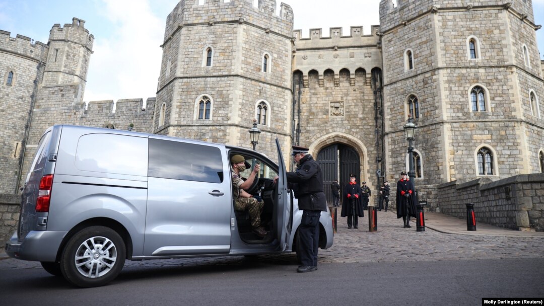 Sejumlah anggota militer tiba di Kastil Windsor menyusul wafatnya Pangeran Philip, suami Ratu Elizabeth dalam usia 99 tahun di Windsor, dekat London, Inggris, Jumat, 16 April 2021. (Foto: Molly Darlington/Reuters)