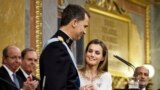 Spain&#39;s Queen Letizia holds the hands of her husband King Felipe VI during the swearing-in ceremony at the Spanish Parliament. Felipe is being formally proclaimed monarch after 76-year-old King Juan Carlos abdicated to enable younger royal blood to rally a country beset by economic problems, including an unemployment rate of 25 percent.
