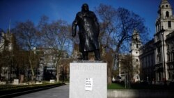 Аркуш з написом "Одужуй швидше, Борисе" на постаменті пам’ятника Вінстону Черчиллю у Лондоні, 7 квітня 2020 (REUTERS/Henry Nicholls)