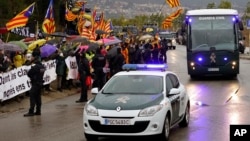Demonstrators wave esteladas or independence flags as a bus of the Spain's Civil Guard carrying the nine Catalonian politicians and activists, leaves the Brians II prison, in Barcelona, Spain, Feb.1, 2019.