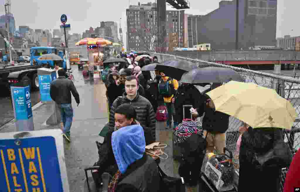 Riders wait for a Megabus as early travel begins ahead of Thanksgiving Day, Nov. 26, 2013, New York City. 