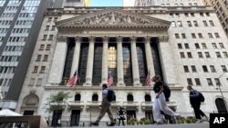 Suasana di depan gedung Bursa Efek New York, di New York, Amerika Serikat, Rabu, 4 September 2024. (Peter Morgan/AP)