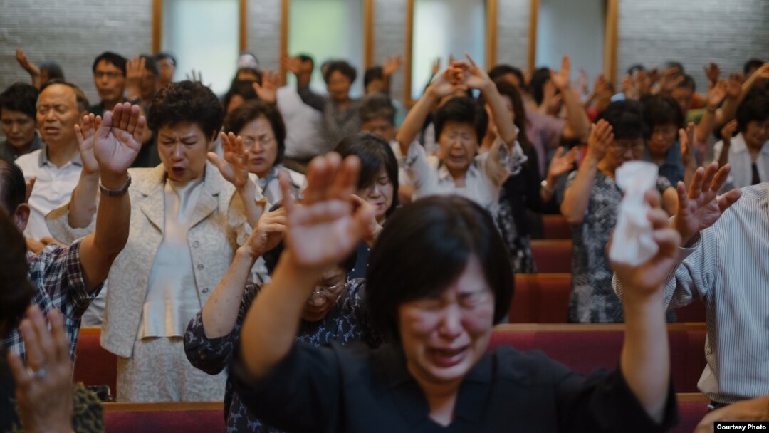 13일 미국 워싱턴 인근 메릴랜드의 베델교회에서 '북한 동족과 통일을 위한 통곡기도회'가 열렸다. 참석자들이 함께 기도하고 있다. 사진 제공: 노체인.
