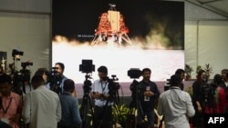 Para wartawan India meliput perkembangan pendarat bulan Vikram dari fasilitas Organisasi Penelitian Antariksa India (ISRO) di Bangalore, 6 September 2019. (Foto: AFP) 