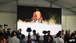 Para wartawan India meliput perkembangan pendarat bulan Vikram dari fasilitas Organisasi Penelitian Antariksa India (ISRO) di Bangalore, 6 September 2019. (Foto: AFP) 