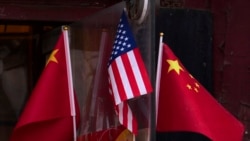 Bendera Amerika Serikat dan China terpajang di salah satu toko suvenir di Beijing, pada 31 Januari 2025. (Foto: AP/Andy Wong) 