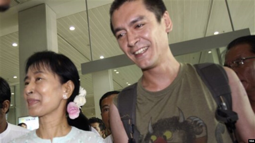 Pemimpin oposisi Birma Aung San Suu Kyi dan putranya, Kim Aris (kanan) sesaat Aris mendarat dari Thailand.