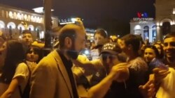 Մարդիկ լուսանկարվում են իրենց հեղափոխության հերոսների հետո․ Արարատ Միրզոյանը չմերժեց ոչ մեկին