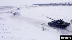 Tank milik pasukan militer Rusia tampak ikut serta dalam latihan militer di wilayah Leningrad, Rusia, pada 14 Februari 2022. (Foto: Kementerian Pertahanan Rusia/Handout via Reuters) 