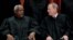 Hakim Mahkamah Agung AS Clarence Thomas (kiri) berbicara dengan hakim ketua John Roberts dalam sebuah kesempatan di gedung Mahkamah Agung di Washington, pada 30 November 2018. (Foto: Jim Young)