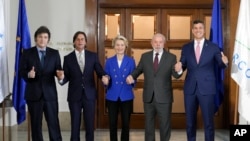 Los mandatarios de Argentina, Javier Milei, de Uruguay, Luis Lacalle Pou, de Brasil, Luiz Inácio Lula da Silva, y de Paraguay, Santiago Peña, posan con la presidenta de la Comisión Europea, Ursula von der Leyen, en Montevideo, Uruguay, el 6 de diciembre de 2024.