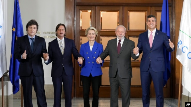 Los mandatarios de Argentina, Javier Milei, de Uruguay, Luis Lacalle Pou, de Brasil, Luiz Inácio Lula da Silva, y de Paraguay, Santiago Peña, posan con la presidenta de la Comisión Europea, Ursula von der Leyen, en Montevideo, Uruguay, el 6 de diciembre de 2024.