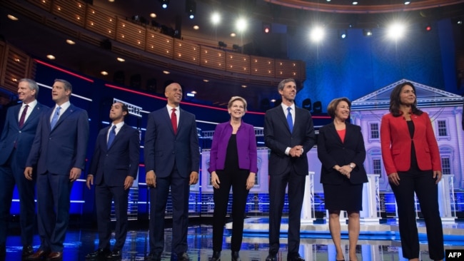 民主党总统参选人6月26日晚间在美国佛罗里达州迈阿密参加首场电视辩论
