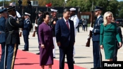 中国国家主席习近平与夫人彭丽媛结束对美国的国事访问，在安德鲁斯联合基地通过红地毯登机返回中国。（2026年9月25日）