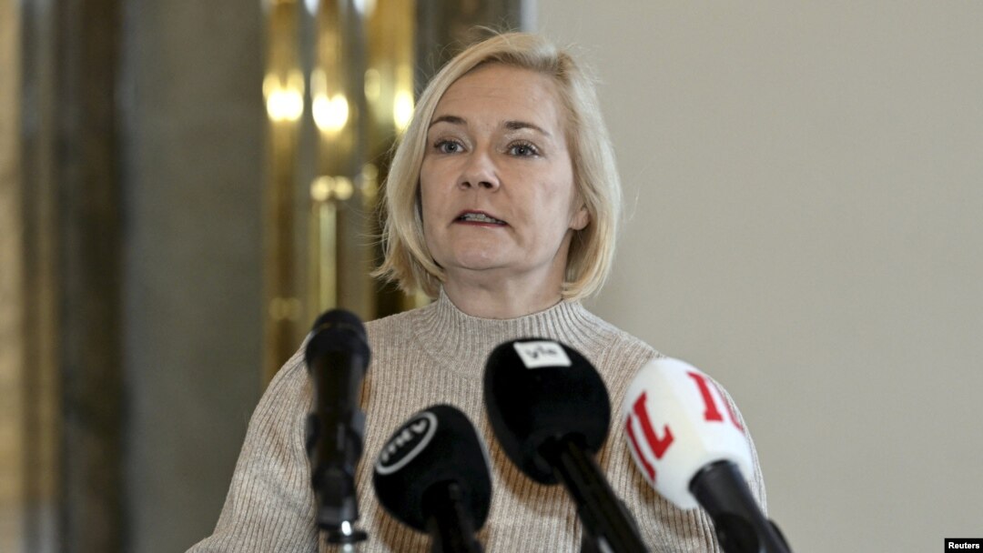 La ministra finlandesa del Interior, Mari Rantanen, durante la rueda de prensa sobre la situación de los pasos fronterizos del este de Finlandia, en Helsinki, el jueves 8 de febrero de 2024.