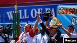 Joey Chestnut celebra después de ganar el famoso Concurso Internacional de Comer Perros Calientes de Nathan's, este 4 de julio en Coney Island, en Brooklyn, Nueva York.