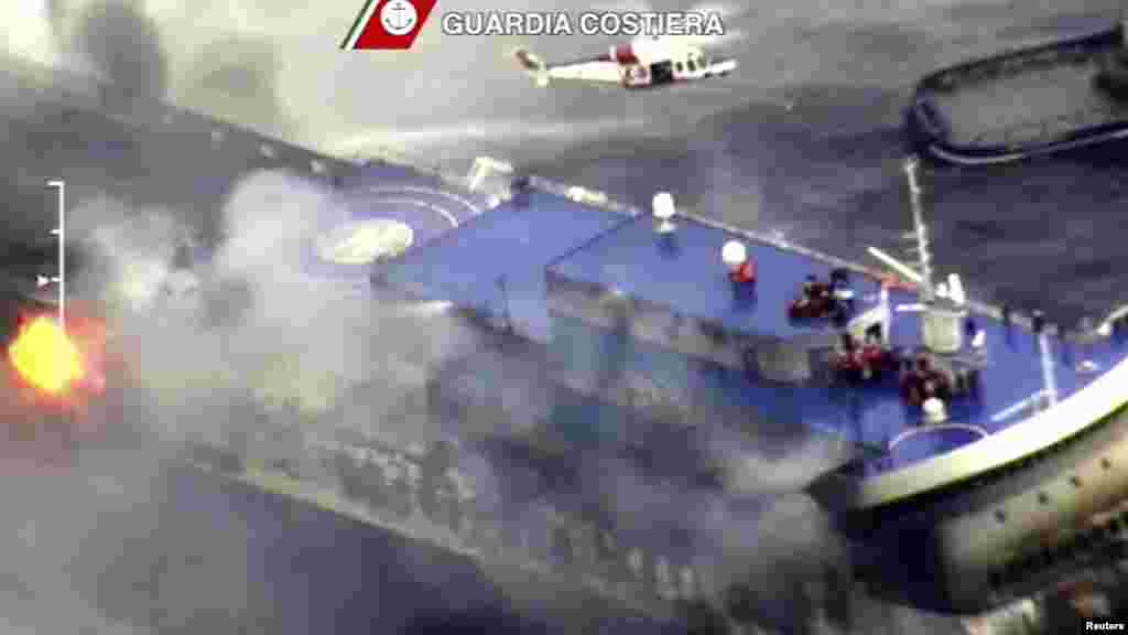 Le car-ferry Norman Atlantique brûle dans les eaux au large de la Grèce dans ce document vidéo photographié de la Garde côtière italienne, le 28 Décembre 2014.