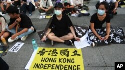 Para pendukung aksi demonstran pro-demokrasi di Hong Kong melakukan unjuk rasa di Taipei, Taiwan (13/6) lalu. 