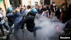 Para pemilik restoran dan usaha kecil bentrok dengan polisi saat aksi protes menentang lockdown di Roma, Italia, 6 April 2021. 