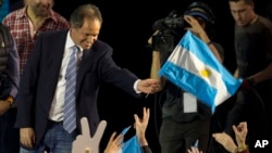 Capres Argentina, Daniel Scioli melakukan kampanye di Buenos Aires (10/8).