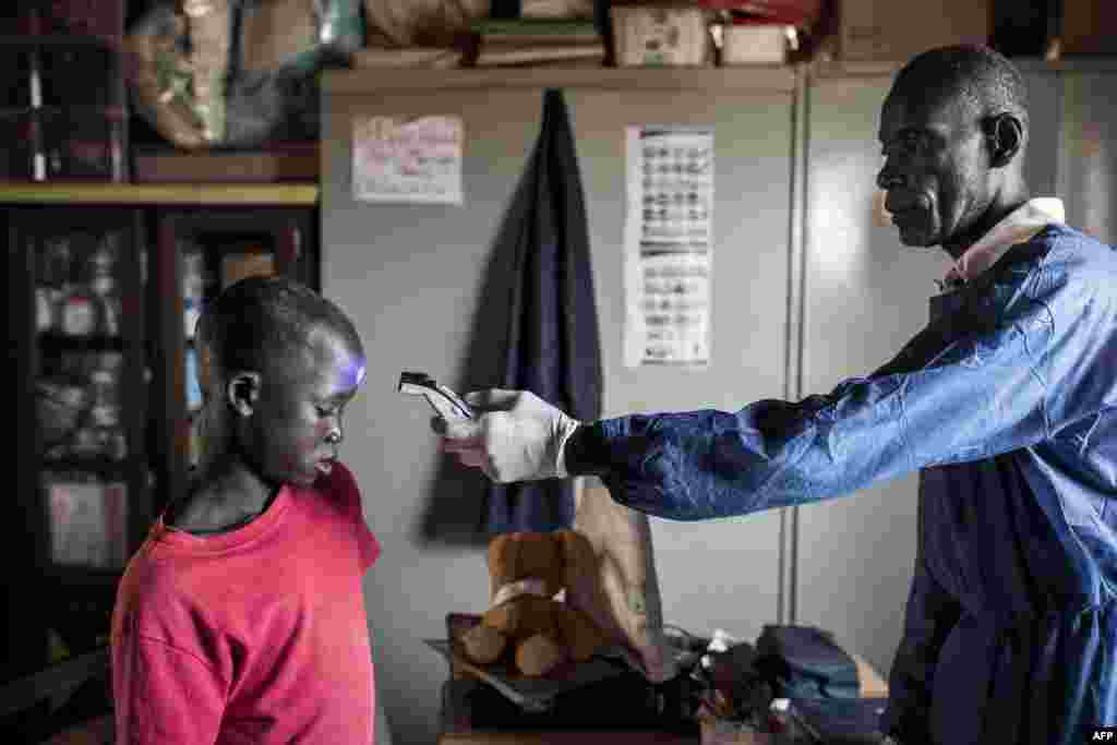 Un jeune enfant de la rue, &#233;galement appel&#233; Talibe, prend sa temp&#233;rature dans en zone de quarantaine, dans un refuge pour enfants de rue nouvellement arriv&#233;s &#224; l&#39;ext&#233;rieur de Dakar, le 10 avril 2020.