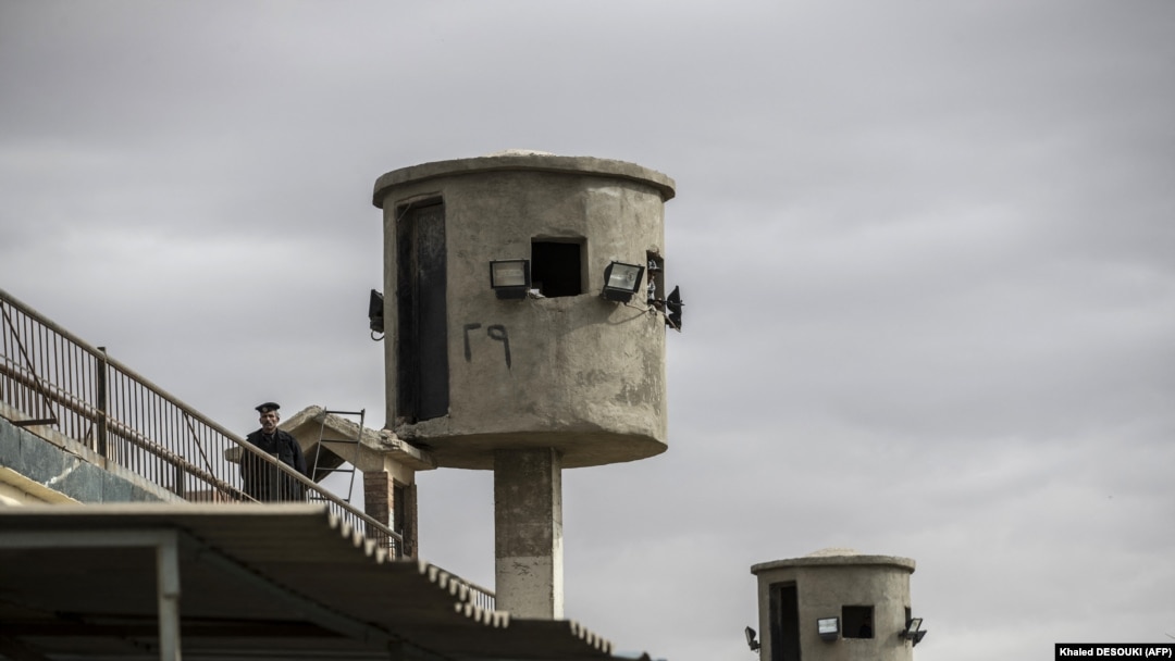 Un policier égyptien près des tours de garde de la prison de Tora, dans la banlieue sud de la capitale égyptienne, Le Caire, le 11 février 2020.