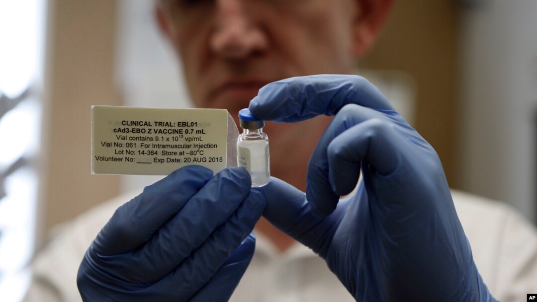 Seorang ilmuwan menguji vaksin Ebola di laboratorium Universitas Oxford, Inggris (foto: dok).