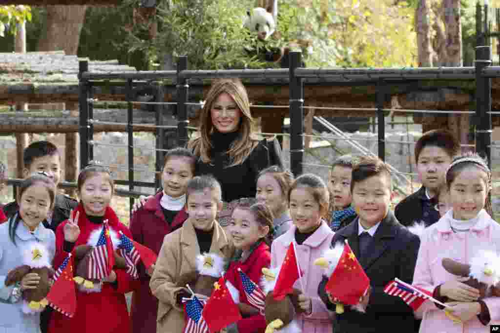 美国第一夫人梅拉尼娅·川普参观北京动物园，把美国秃鹰玩具送给欢迎她的儿童（2017年11月10日）。