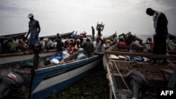 Des Congolais déplacés près de Lac Albert pour aller en Ouganda, le 5 mars 2018.