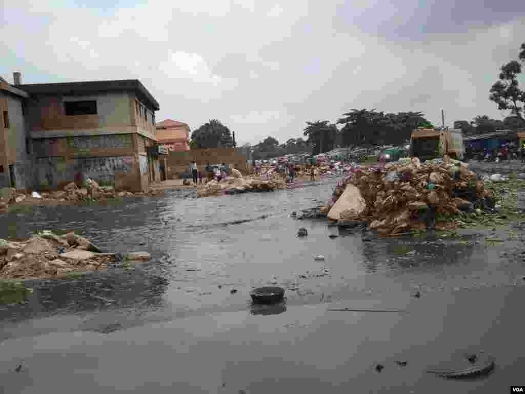 Angola, Luanda.Um camião de recolha de lixo no bairro do Cazenga, depois da chuva que não pára de cair há uma semana. 25 de Abril de 2014