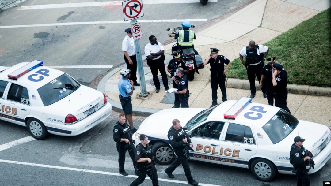 Aparat keamanan di luar gedung Capitol Hill, Washington, DC, setelah terjadinya penembakan, Kamis (3/10).