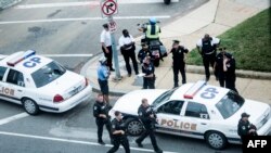 Aparat keamanan di luar gedung Capitol Hill, Washington, DC, setelah terjadinya penembakan, Kamis (3/10).