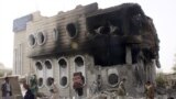 مردم در حال تخليه اسباب و ادوات بانک دولتی در صنعا، شهری در شمال غربی يمن، هستند که در روز ۲۷ فروردين ۱۳۹۴ (۱۶ آوريل ۲۰۱۵) مورد هدف حملات هوايی قرار گرفت.