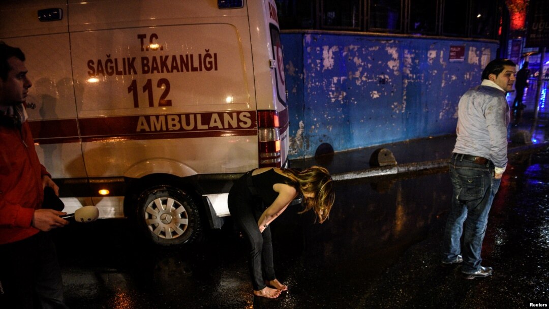 Orang-orang meninggalkan klub malam tempat terjadinya tembakan saat malam tahun baru di Istanbul, 1 Januari 2017.