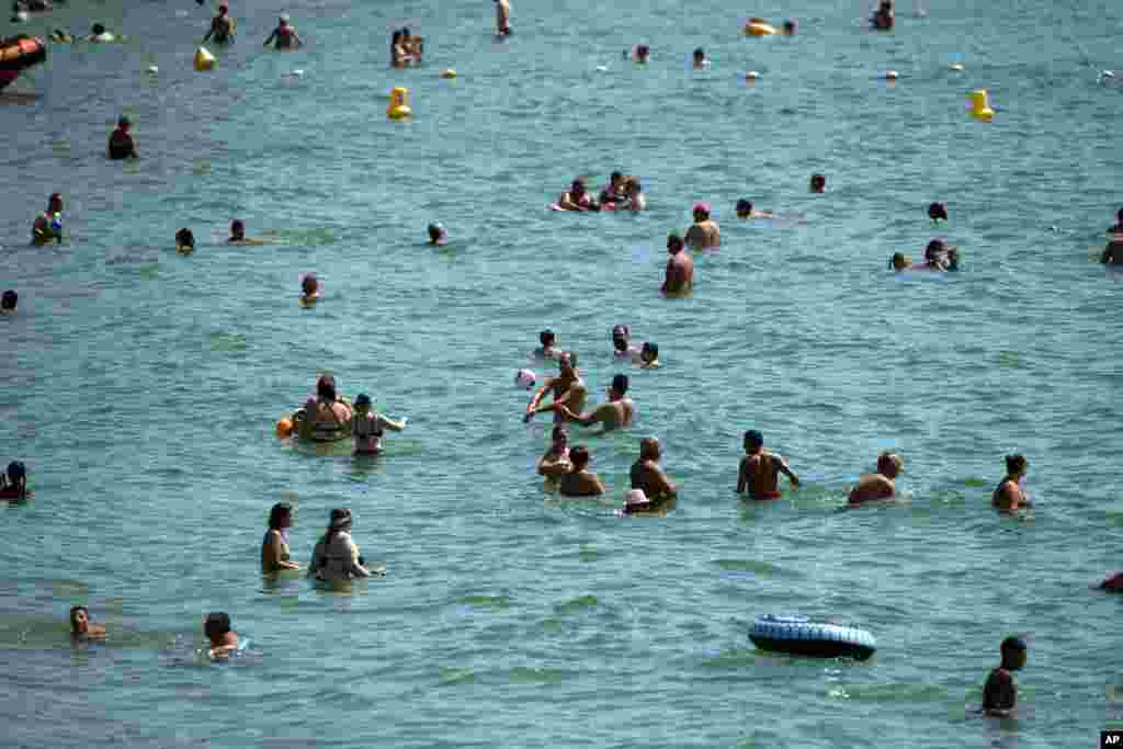 گرمای هوا هزاران نفر را به سواحل جنوبی فرانسه کشانده است. 