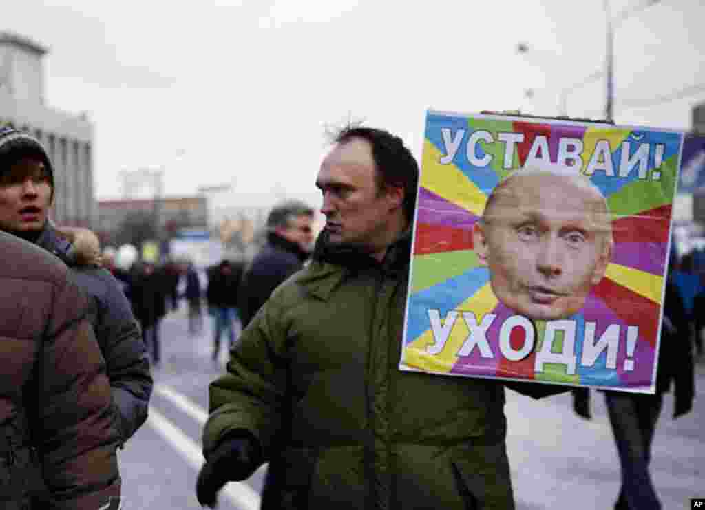 An anti-Putin sign at the rally reads, "Get tired and leave!" December 24, 2011. (VOA - Y. Weeks)