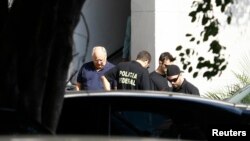 Former Petrobras executive, Renato Duque (L), is pictured at the Federal Police headquarter in Rio de Janeiro, March 16, 2015.