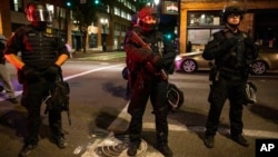 Arhia- Policija Portlanda, u opremi za razbijanje demonstracija, u Portlandu, Oregon, 29. avgusta 2020.