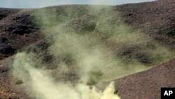 En las zonas rurales de Yemen es tradición que las amigas y parientes de la novia la acompañen a la ceremonia, donde espera el novio.