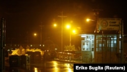 Gerbang utama ke pangkalan Marinir AS Camp Hansen di Pulau Okinawa, Jepang selatan, 18 Juni 2003. (Foto: REUTERS/Eriko Sugita)