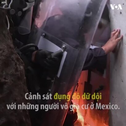 Người vô gia cư đụng độ với cảnh sát ở Mexico