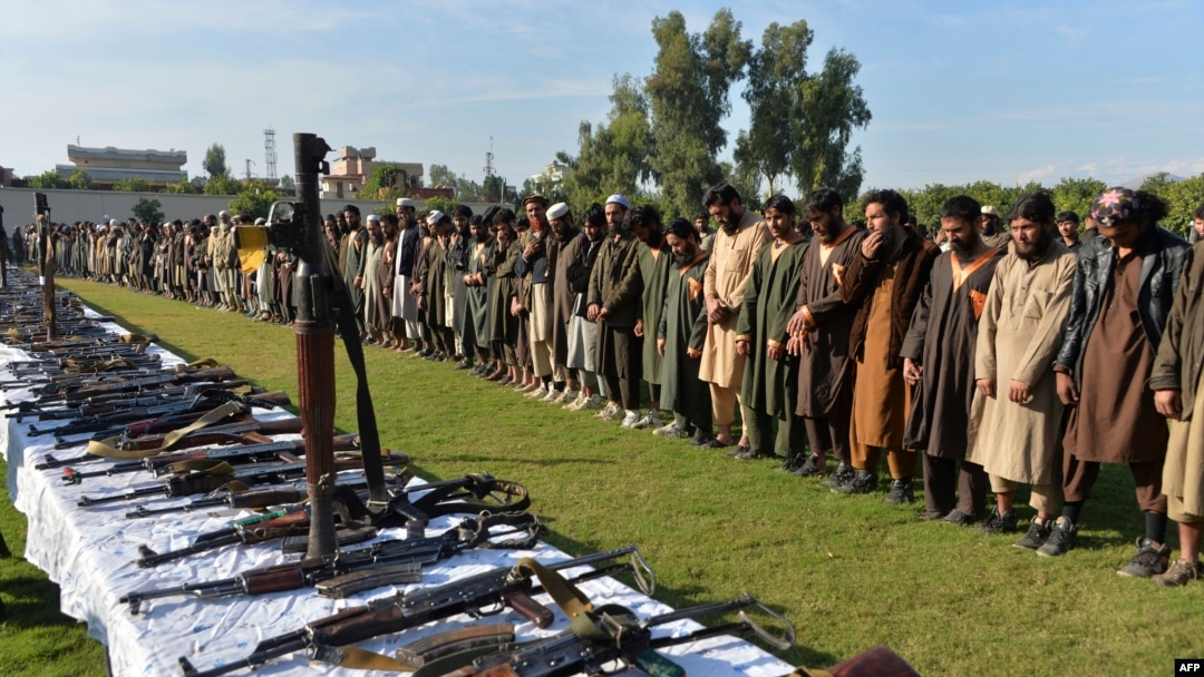 Para kombatan ISIS dan senjata yang disita setelah mereka menyerahkan diri kepada pemerintah Afghanistan, di Jalalabad, Provinsi Nangarhar, 17 November 2019. (Foto: AFP)