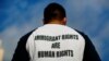 Un hombre viste una camiseta con el lema "los derechos de los inmigrantes son derechos humanos" durante una protesta en San Diego, California, el pasado mes de junio.