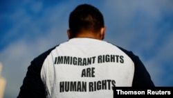 Un hombre viste una camiseta con el lema "los derechos de los inmigrantes son derechos humanos" durante una protesta en San Diego, California, el pasado mes de junio.