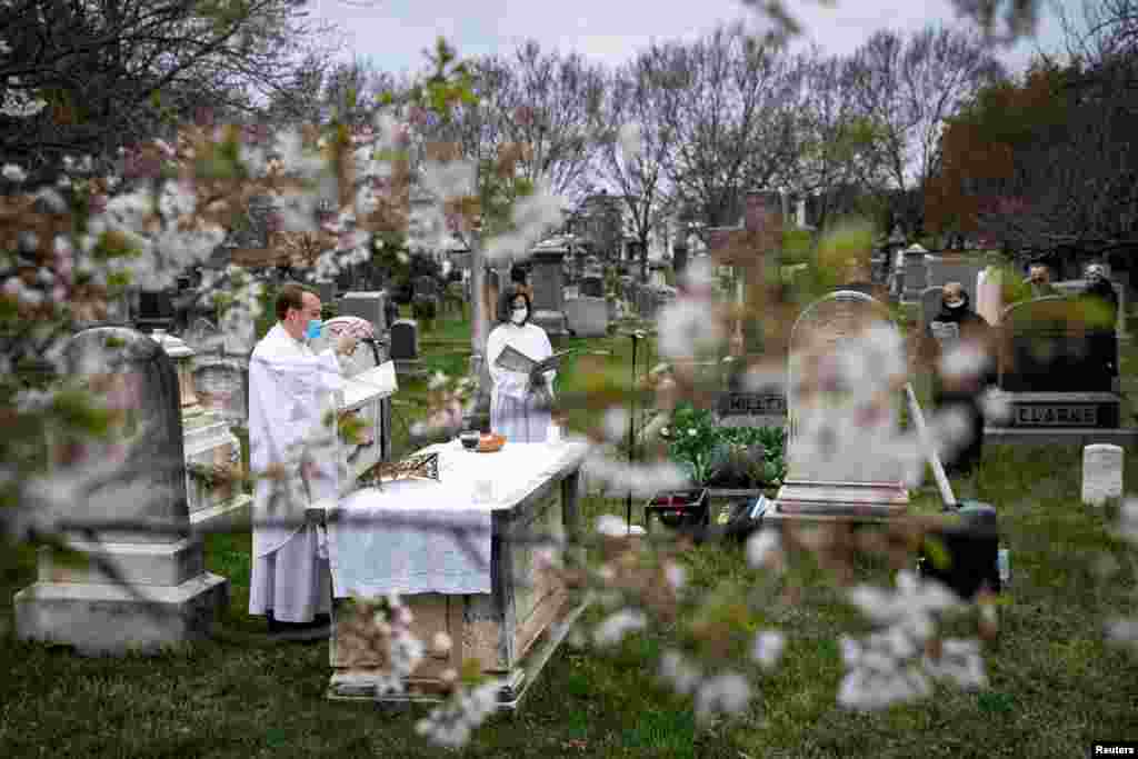 El reverendo John Kellogg, rector de Christ Church, celebra el servicio de Pascua al amanecer, para las parroquias de Christ Church y Washington en el Cementerio del Congreso, en Washington, EE. UU., 4 de abril de 2021.