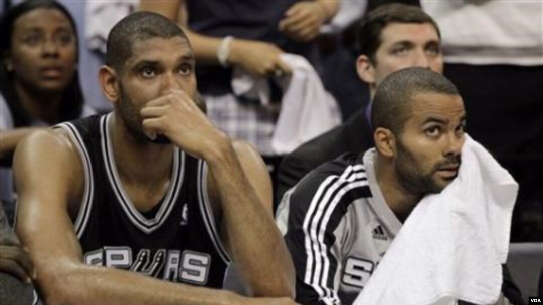 Center San Antonio Spurs Tim Duncan, kiri, dan guard Tony Parker melihat menit-menit terakhir pertandingan keempat melawan Memphis Grizzlies pada putaran pertama playoff NBA hari Senin (25/4) di Memphis, Tennessee.