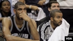 Center San Antonio Spurs Tim Duncan, kiri, dan guard Tony Parker melihat menit-menit terakhir pertandingan keempat melawan Memphis Grizzlies pada putaran pertama playoff NBA hari Senin (25/4) di Memphis, Tennessee.