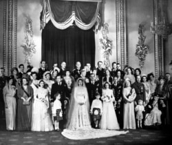 Putri Elizabeth dan suaminya Duke of Edinburgh berpose dengan para tamu kerajaan yang menghadiri pernikahan mereka, di Istana Buckingham di London, Inggris, 20 November 1947.