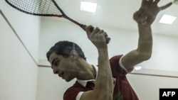 Le numéro 3 de squash mondial, lors d'un entraînement au Caire, le 9 janvier 2018.