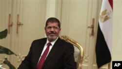 Presiden baru Mesir, Mohamed Morsi memerintahkan para anggota parlemen Mesir, yang sudah dibubarkan oleh militer, untuk mulai bersidang kembali.